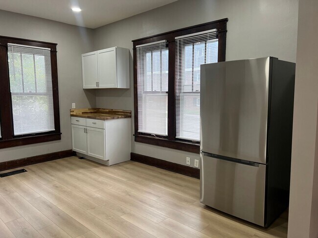 Foto del edificio - 223 E 8th St