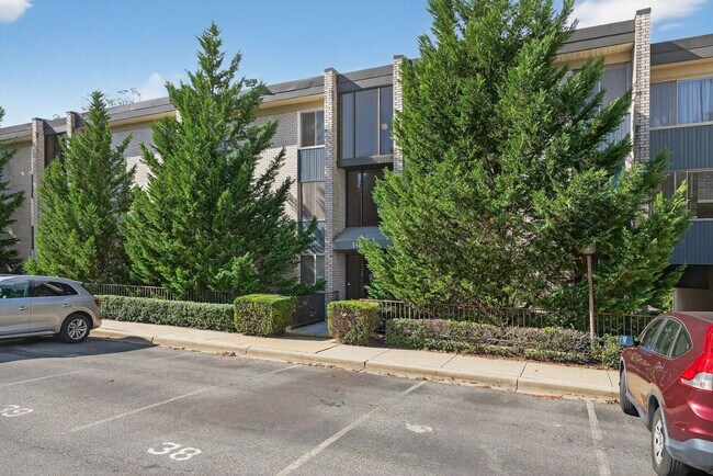 Foto del edificio - 2 bed 1 bath condo for rent in Rockville