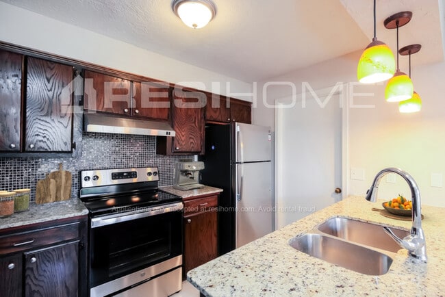 Building Photo - 850 Coopers Hawk Dr