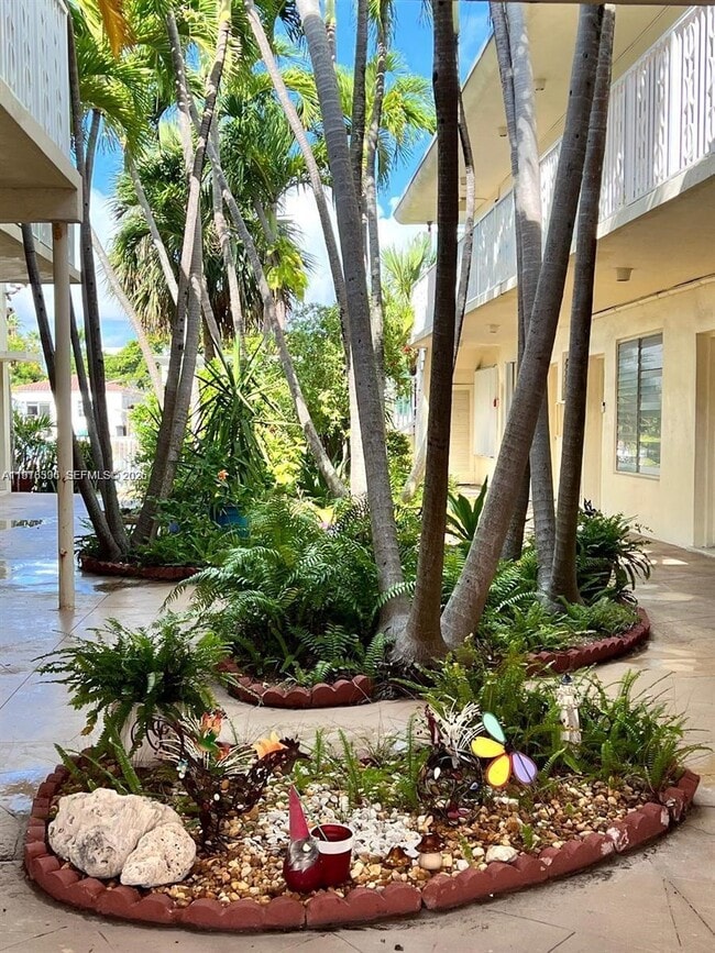 Foto del edificio - 8420 Byron Ave