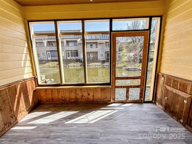 Foto del edificio - 13933 Queens Harbor Rd