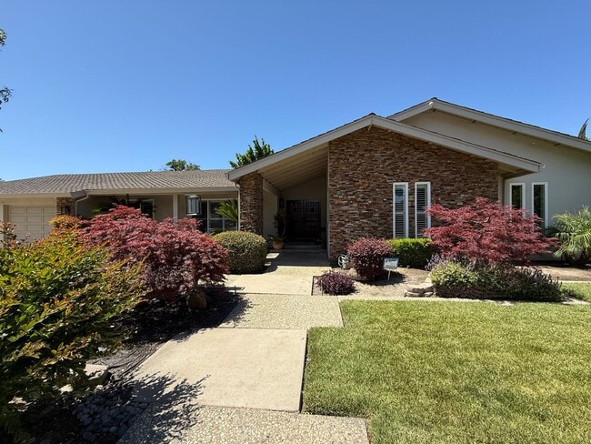 Building Photo - Custom home in desirable Eastridge neighbo...