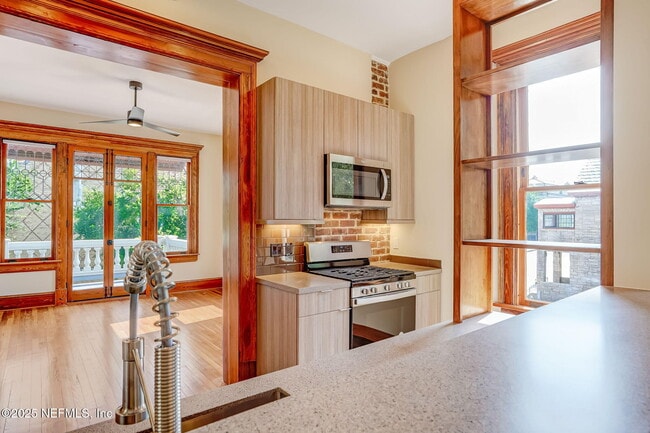 Building Photo - 122 E Duval St