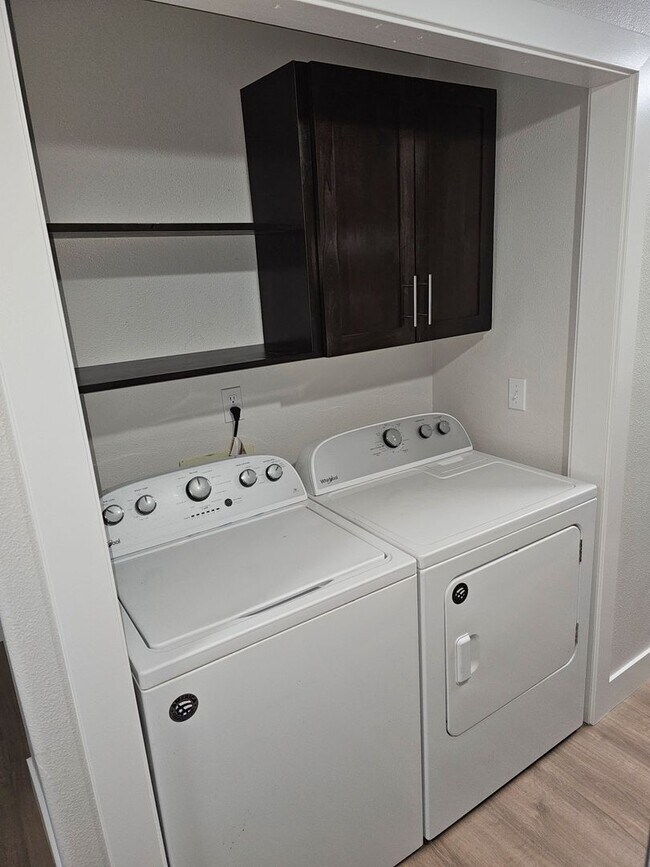 Foto del edificio - Large Updated 2 Bed, 1.5 Bath Townhouse w/ Washer & Dryer + Off-street Parking