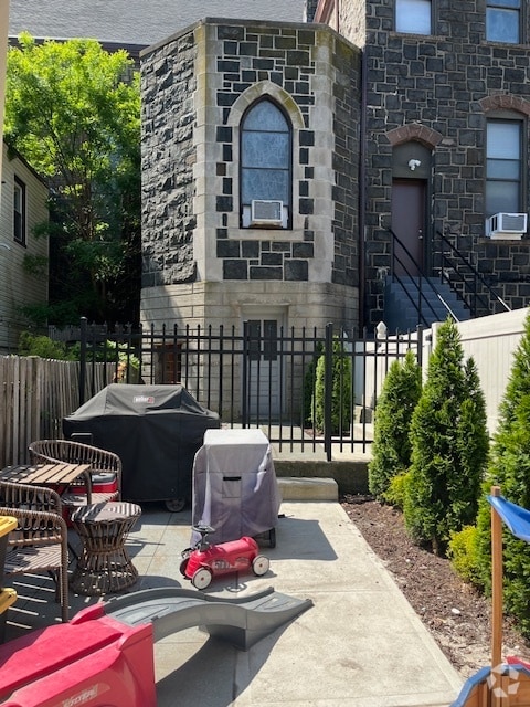 Building Photo - 335 7th St
