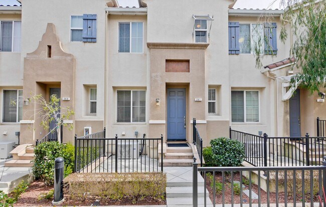 Foto del edificio - Sought-after Multi-level Home Near Great Mall!