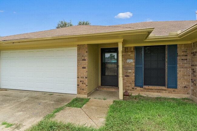 Building Photo - 5602 Pampus Ln