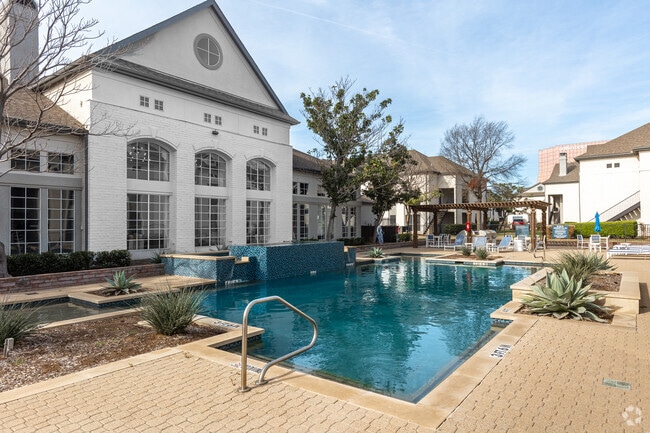 Swimming Pool - Verlaine on the Parkway