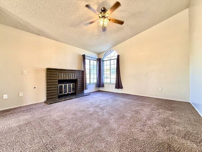 Foto del edificio - 45045 Denmore Ave