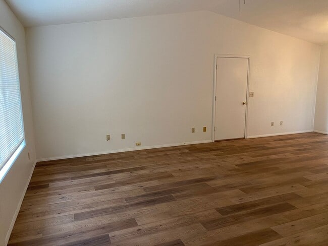 Building Photo - 2 Bedroom 2 Bathroom