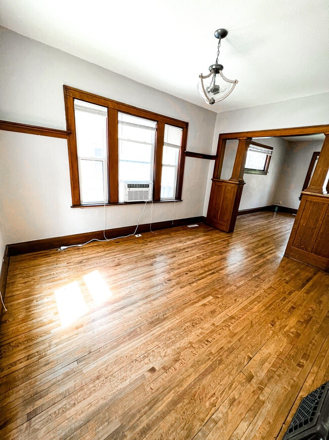 Building Photo - 820 10th Ave N