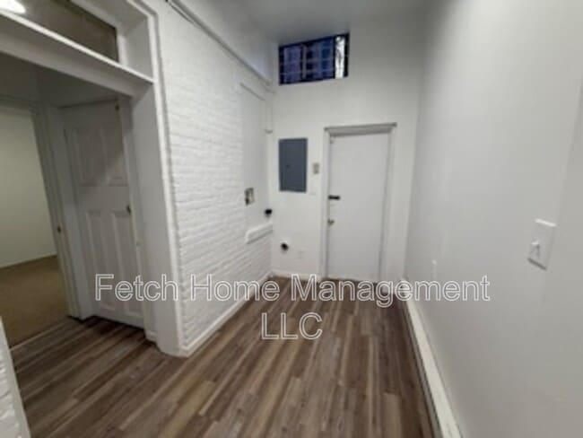 Building Photo - 347 S George St