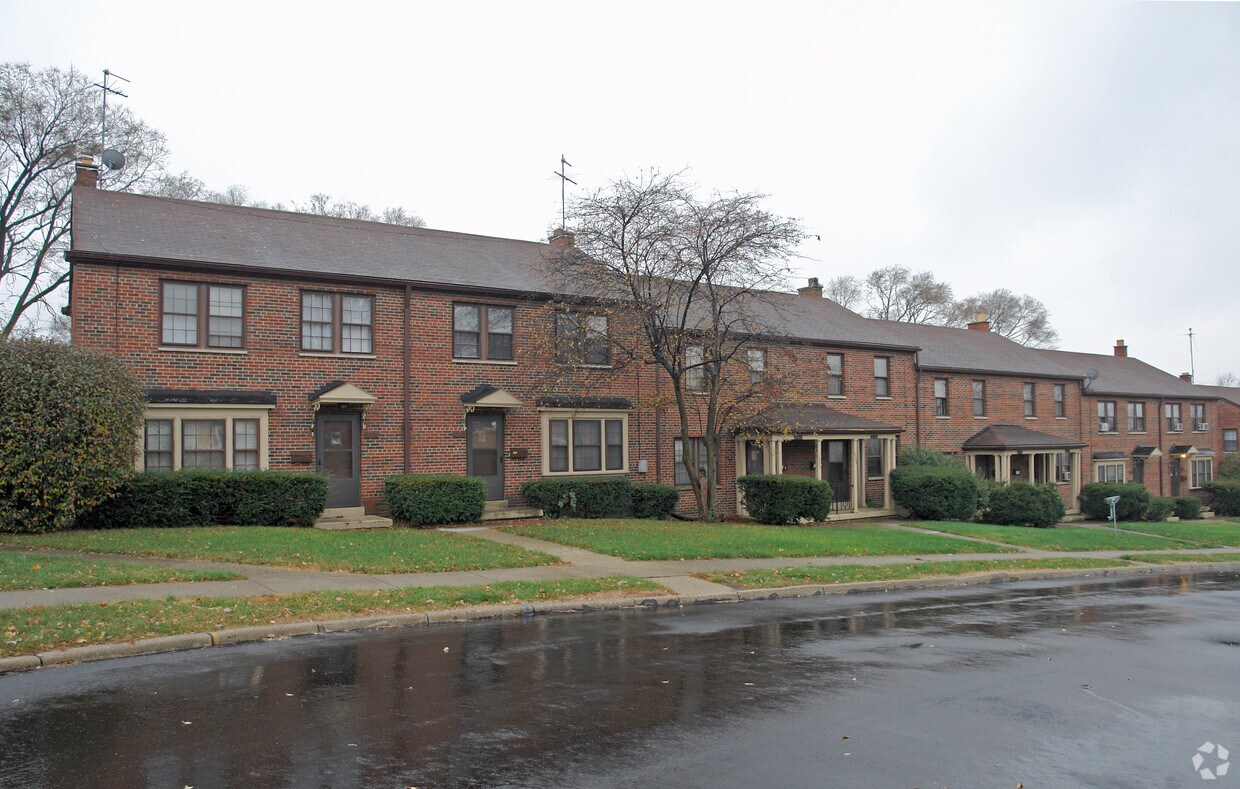 Primary Photo - 1300-1330 Chardon Ct