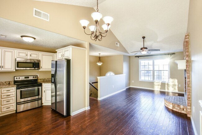 Building Photo - Dog Friendly Three Bedroom!