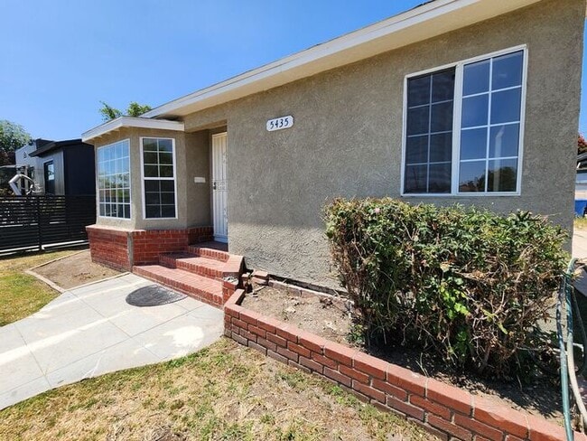 Charming 3 Bedroom / 2 Bathroom Home with ... - Charming 3 Bedroom / 2 Bathroom Home with ...