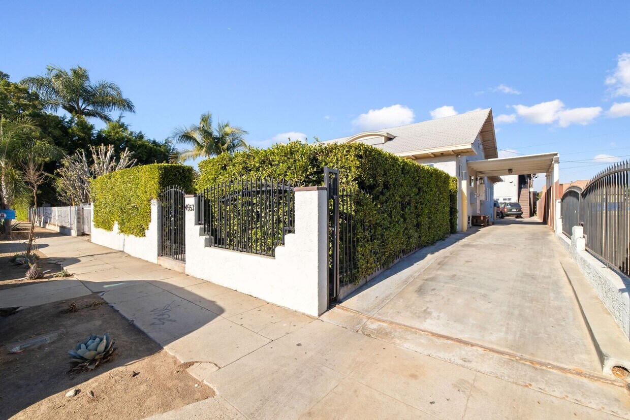 Foto principal - 4553 1/2 St. Charles PL