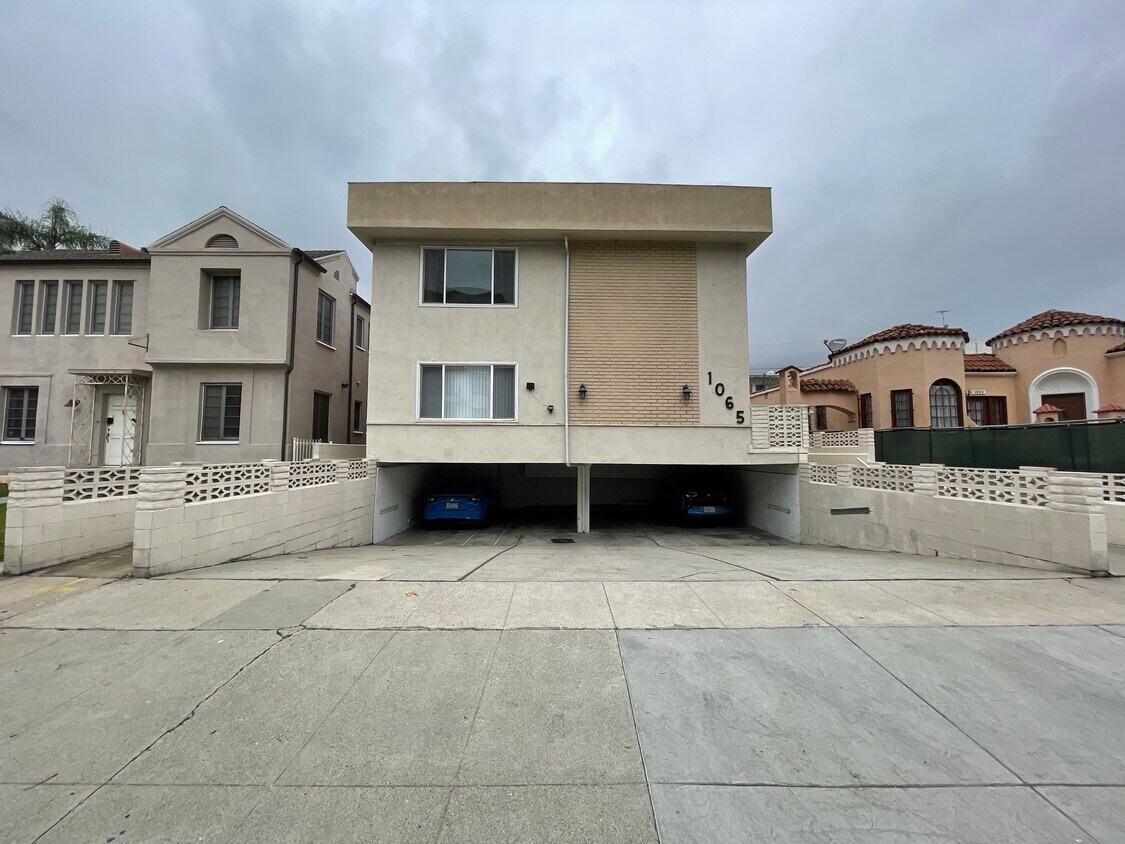 Primary Photo - 1065 S Holt Ave