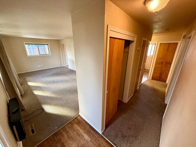 Foto del edificio - **For Rent: Spacious 4-Bedroom Home with 2...