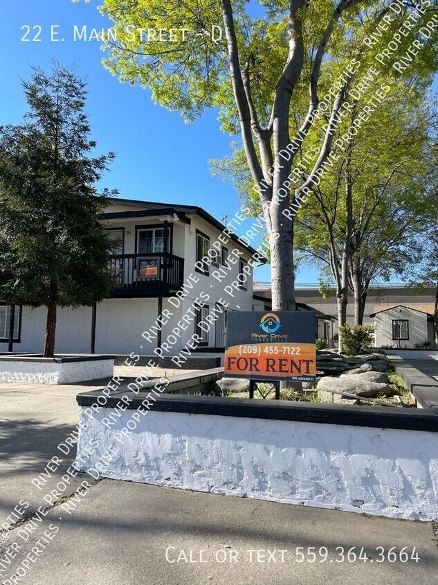 Foto principal - Upstairs 1-Bedroom Apartment on Main!