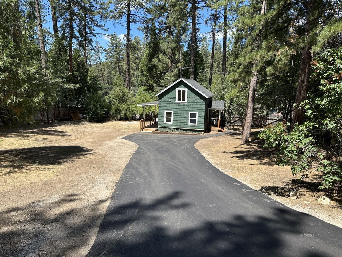 Primary Photo - Renovated 2 bedroom cabin