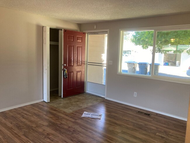 Building Photo - 2 Bedroom 1 bath Brownsville, Oregon