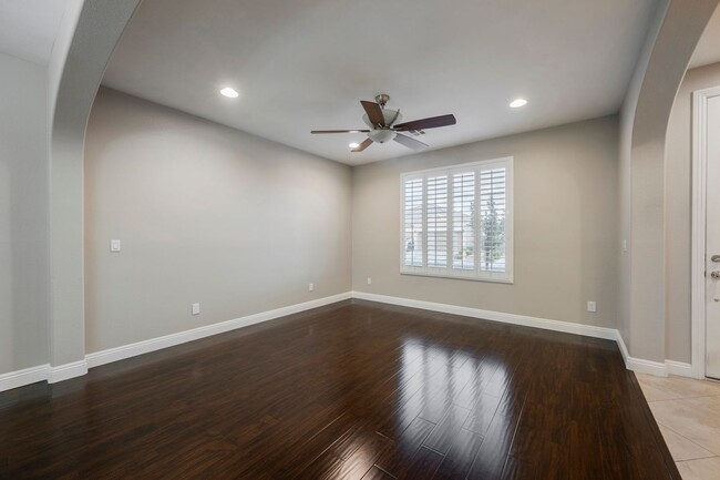 Foto del edificio - Single Story w/ duel primary suites gated ...