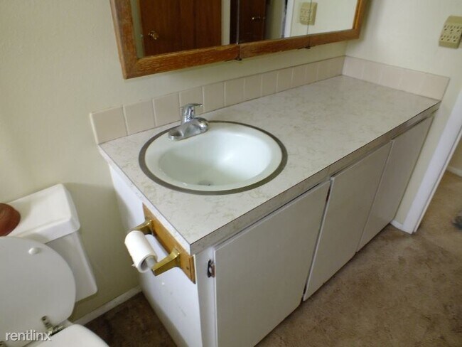 Foto del edificio - 3 br, 1 bath House - Frontage Road blue