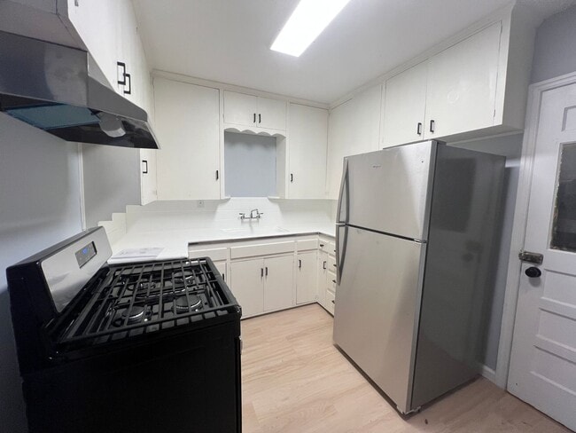 Building Photo - Gorgeous Fully Renovated 4 bedroom 1 bath ...