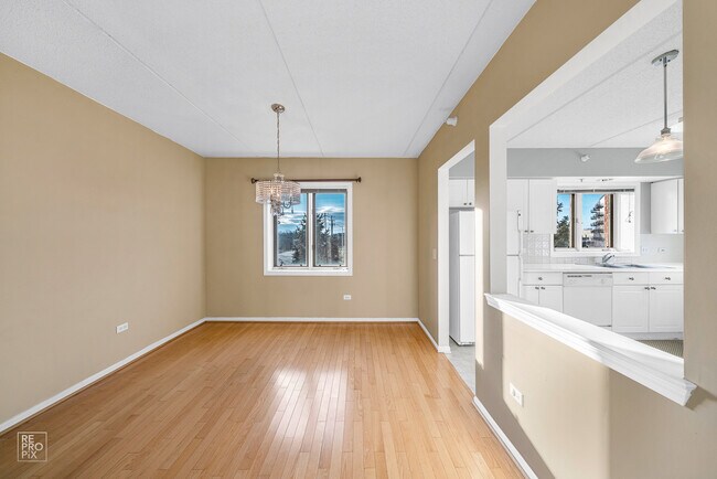 Building Photo - 650 N River Rd