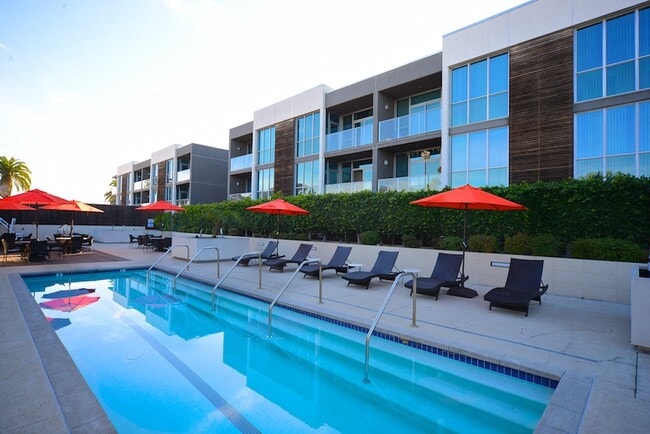 Piscina y gran solárium en 12th Street Lofts en National City, California. - 12th Street Lofts