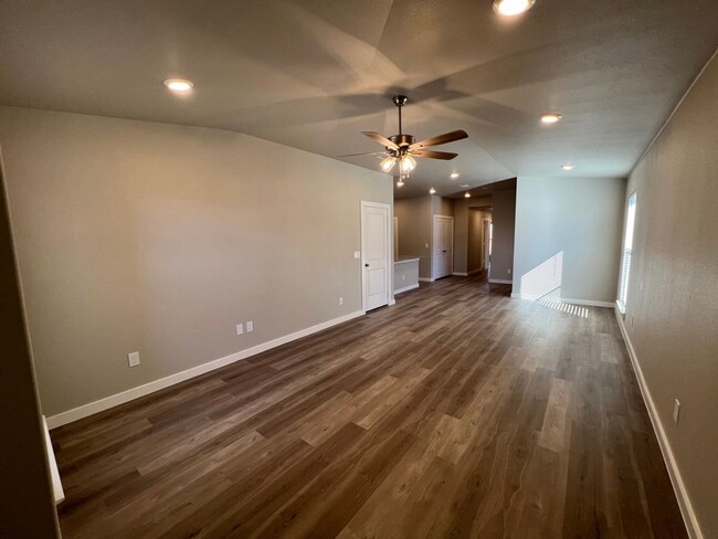 Building Photo - 3 Bedroom Townhome In Harvest Wolfforth!