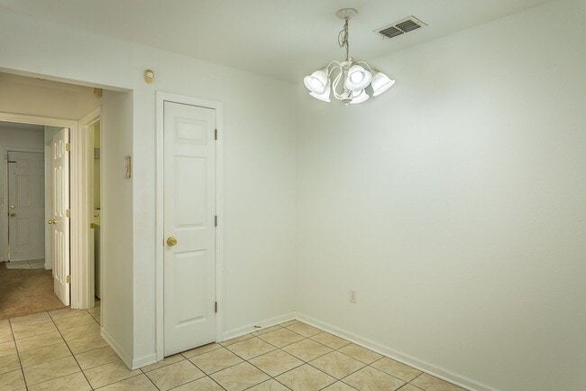 Building Photo - 3 Bedroom 3 Bath Townhouse