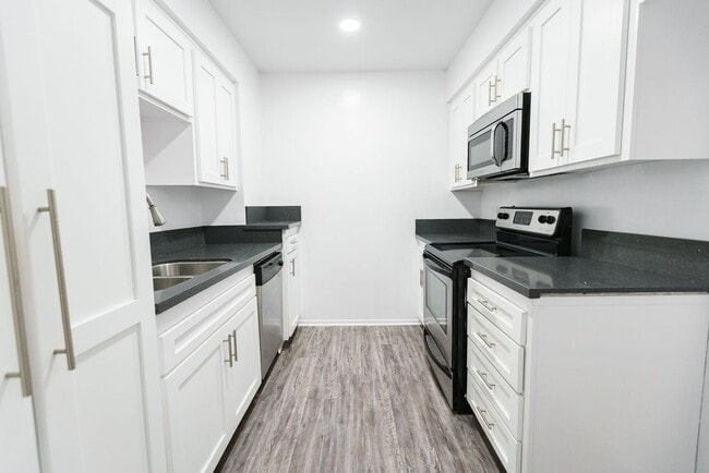 Interior Photo - 816 S. Bundy Dr