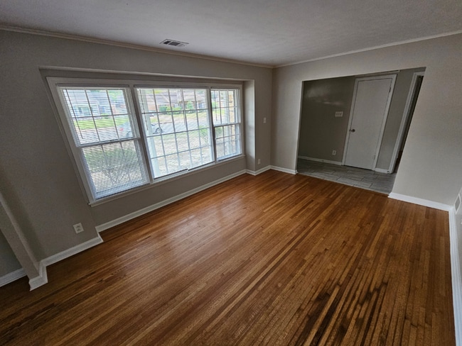 Building Photo - Massive 4BR/3BA Memphis Rental | Brick Fireplace & Built-Ins | Fenced Yard!