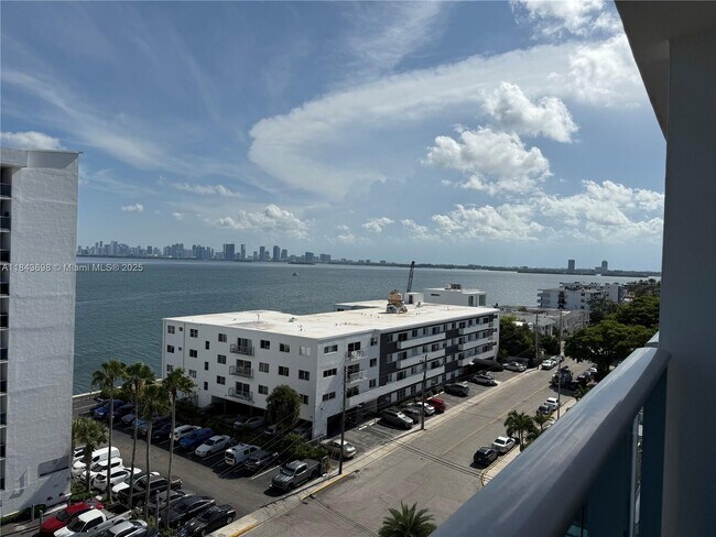 Foto del edificio - 7501 E Treasure Dr