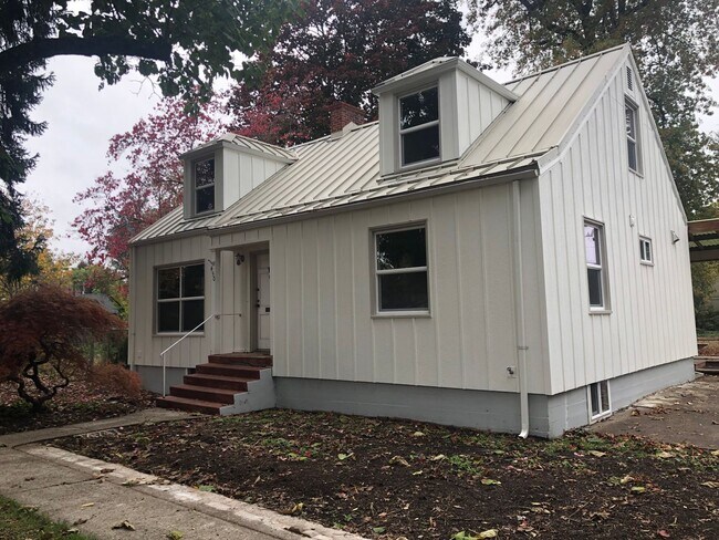 Building Photo - Beautiful custom 3 bedroom 2 bath modern f...