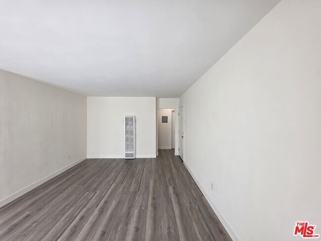 Foto del edificio - 7972 Norton Ave