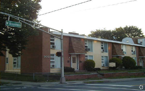 Primary Photo - Town & Country Apartments