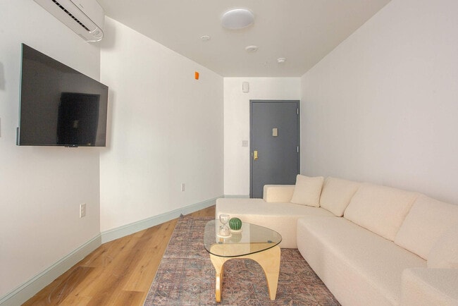 Foto del edificio - 1384 Ridge Ave