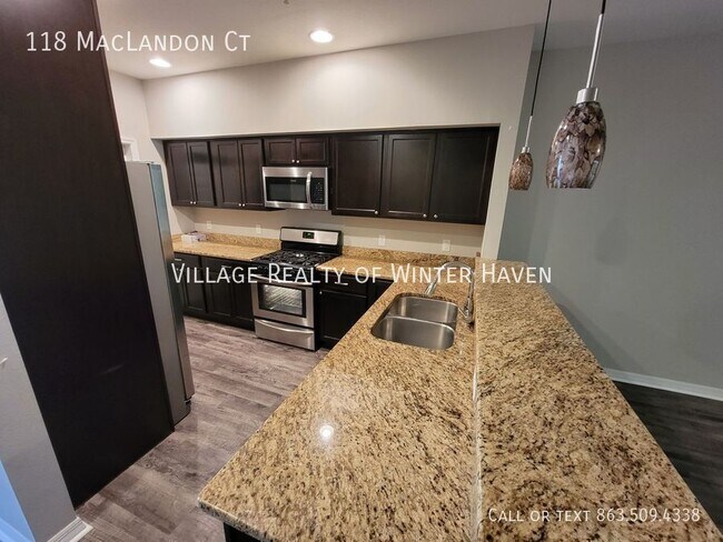 Building Photo - Beautiful 2 Bedroom 2 Bath Gated Community...