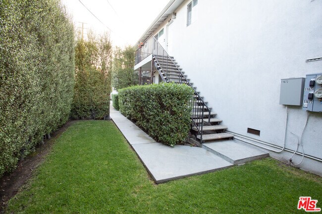 Foto del edificio - 11674 La Grange Ave
