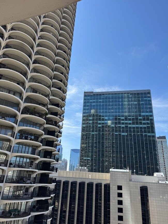 Foto del edificio - 300 N State St