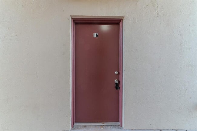 Building Photo - 8640 Tahoe Ct