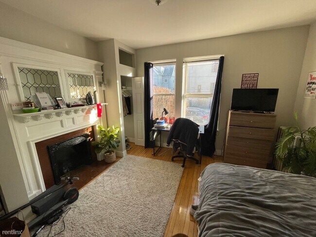 Building Photo - 5 br, 2 bath Duplex - 18 Farrington Ave 1