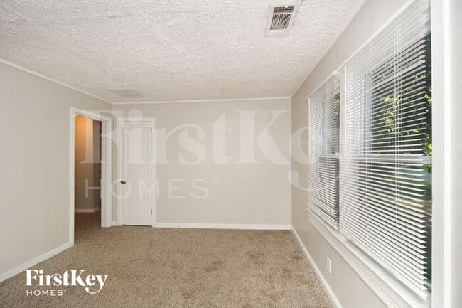 Building Photo - 1800 Oakmont Drive