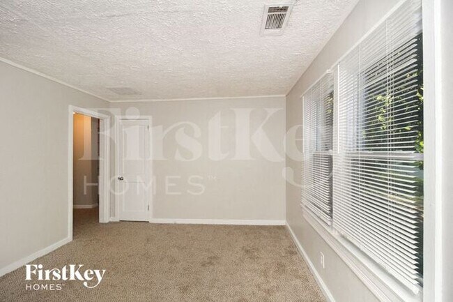 Foto del edificio - 1800 Oakmont Drive