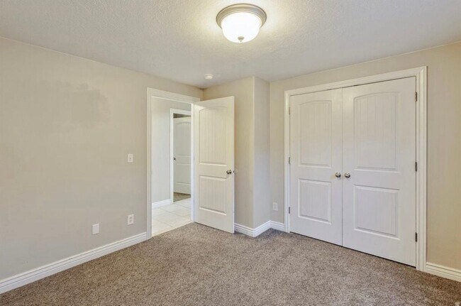 Building Photo - 1262 N Cir Cv