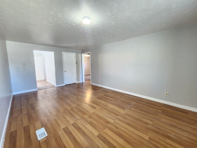 Building Photo - 4 Bed house in great location!