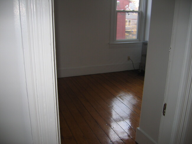 1st bedroom - 30 Tucker Ave