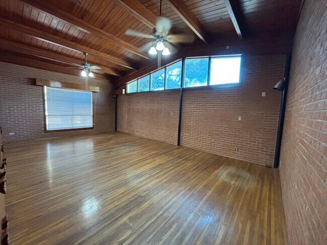 Techos estilo catedral en todas partes - 1010 N Cutting Ave